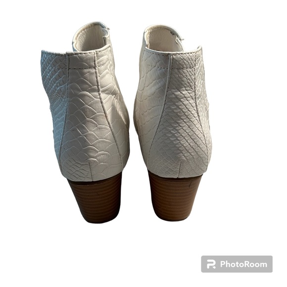 White Snakeskin Ankle Booties with Pointed Toe | Size 9 - Picture 7 of 9